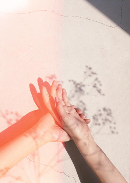 photo-hands-poetic-art-fashion-artdirection-mode-ambrecardinal-shadow-flowers