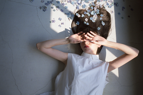 photo-model-fashion-mode-stylisme-artdirection-nature-fleurs-ambrecardinal