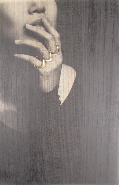 tableau-photo-photography-ambre-cardinal-art-bois-photographie-art-direction-bague-corps-sensuelle