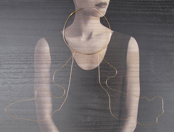 tableau-photo-photography-ambre-cardinal-art-bois-photographie-art-direction-corps-danse-collier-bijoux-exposition