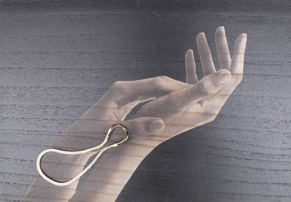 tableau-photo-photography-ambre-cardinal-art-bois-photographie-art-direction-mains-bracelet-designer-